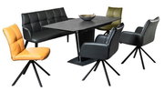 Essgruppe mit modernem Design, bestehend aus einem rechteckigen Tisch mit schwarzer Platte und schwarzen Beinen, umgeben von verschiedenen Stühlen und Bänken in Lederoptik in den Farben Schwarz, Gelb und Grün. Perspektive: seitliche Ansicht.