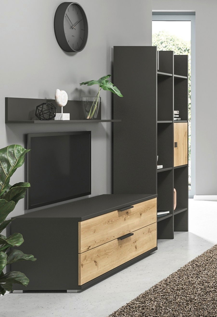 XORA Wandregal ENDORA-F Modernes Wohnzimmer mit Wandregal in dunklem Holz, dekoriert mit Pflanzen und Kunstobjekten, seitliche Perspektive.