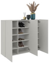 Moderner Hängeschuhschrank in Weiß mit offenen und geschlossenen Fächern, dekoriert mit Vase und Duftstäbchen, Perspektive von vorne.