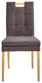 Vorderansicht eines modernen Stuhls mit gepolsterter Sitzfläche und Rückenlehne in dunklem Stoff, sowie hellen Holzbeinen.