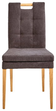 Vorderansicht eines modernen Stuhls mit gepolsterter Sitzfläche und Rückenlehne in dunklem Stoff, sowie hellen Holzbeinen.