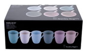 Stanley Rogers Tassen-Set mit sechs gemusterten Bechern in pastelligen Blau-, Grau- und Rosatönen, verpackt im schwarzen Produktkarton, aus schräger Vorderansicht von oben