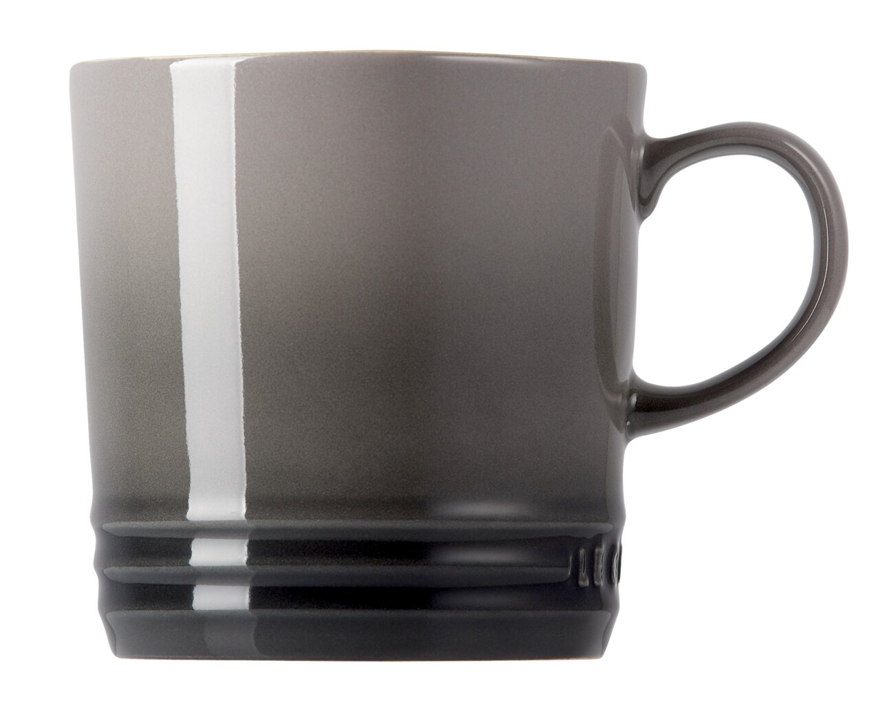 Grauer Becher mit Henkel, seitliche Ansicht