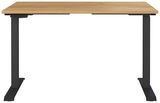 Elektrisch höhenverstellbarer Schreibtisch mit Holzplatte und schwarzen Metallbeinen, Frontalansicht