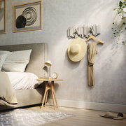 Moderne Wandgarderobe in einem stilvollen Schlafzimmer, seitliche Perspektive.
