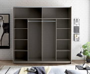 Offener Kleiderschrank in grauer Holzoptik mit Regalfächern links und rechts sowie zwei mittigen Kleiderstangen, frontal von vorn in einem hellen Schlafzimmer fotografiert.