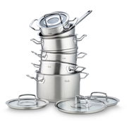 Stapel von Edelstahlkochtöpfen mit Glasdeckeln, seitliche Perspektive
