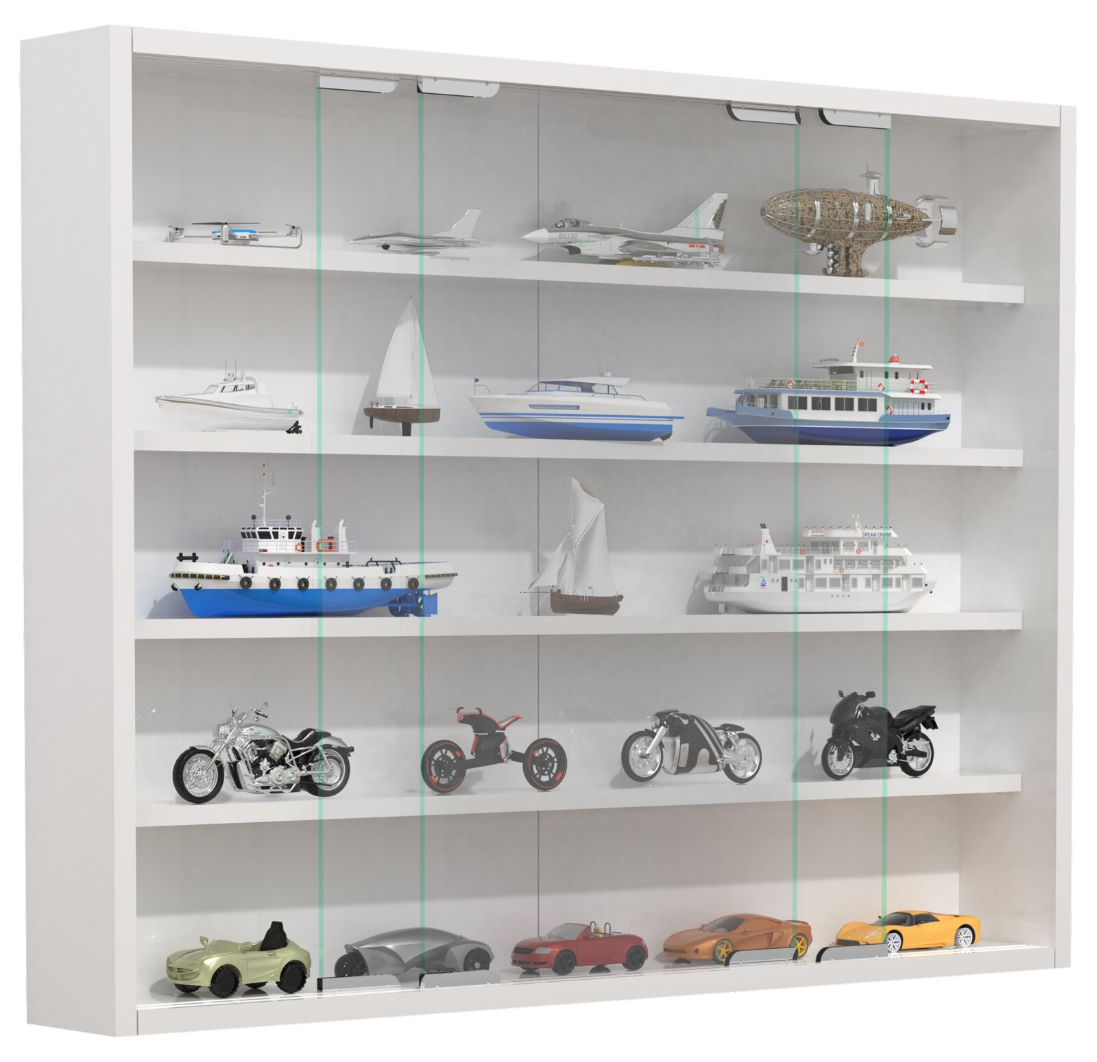Weiße Vitrine/Modellauto- und Modellschiff-Display mit mehreren Glas-Schiebetüren und Regalböden, gefüllt mit Modellflugzeugen, Booten, Motorrädern und Sportwagen; Ansicht schräg von vorne.