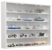 Weiße Vitrine/Modellauto- und Modellschiff-Display mit mehreren Glas-Schiebetüren und Regalböden, gefüllt mit Modellflugzeugen, Booten, Motorrädern und Sportwagen; Ansicht schräg von vorne.