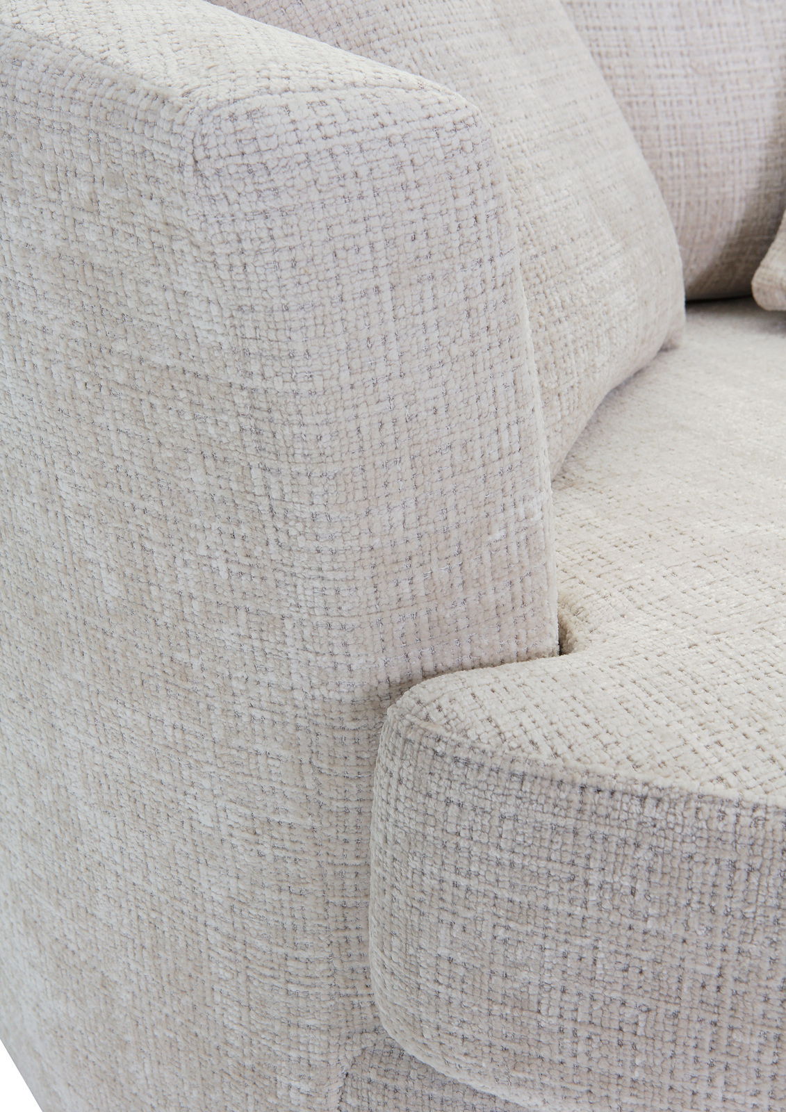 Nahaufnahme eines Sessels mit hellbeigem, strukturiertem Stoffbezug, Blick auf die Armlehne und Sitzfläche.