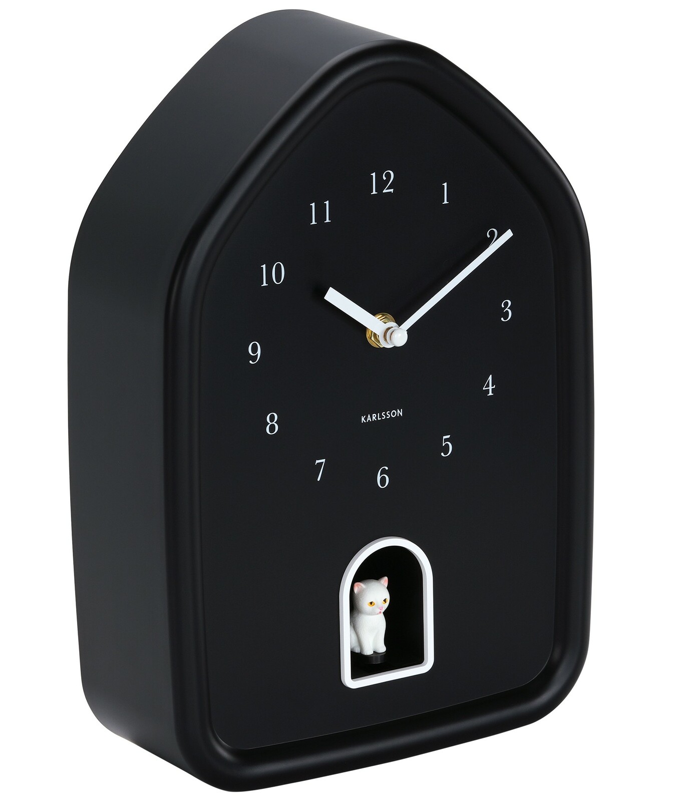 Schwarze Wanduhr in Hausform mit weißen Ziffern und Zeigern, sowie einer kleinen weißen Katze in einer Öffnung unten, seitliche Perspektive