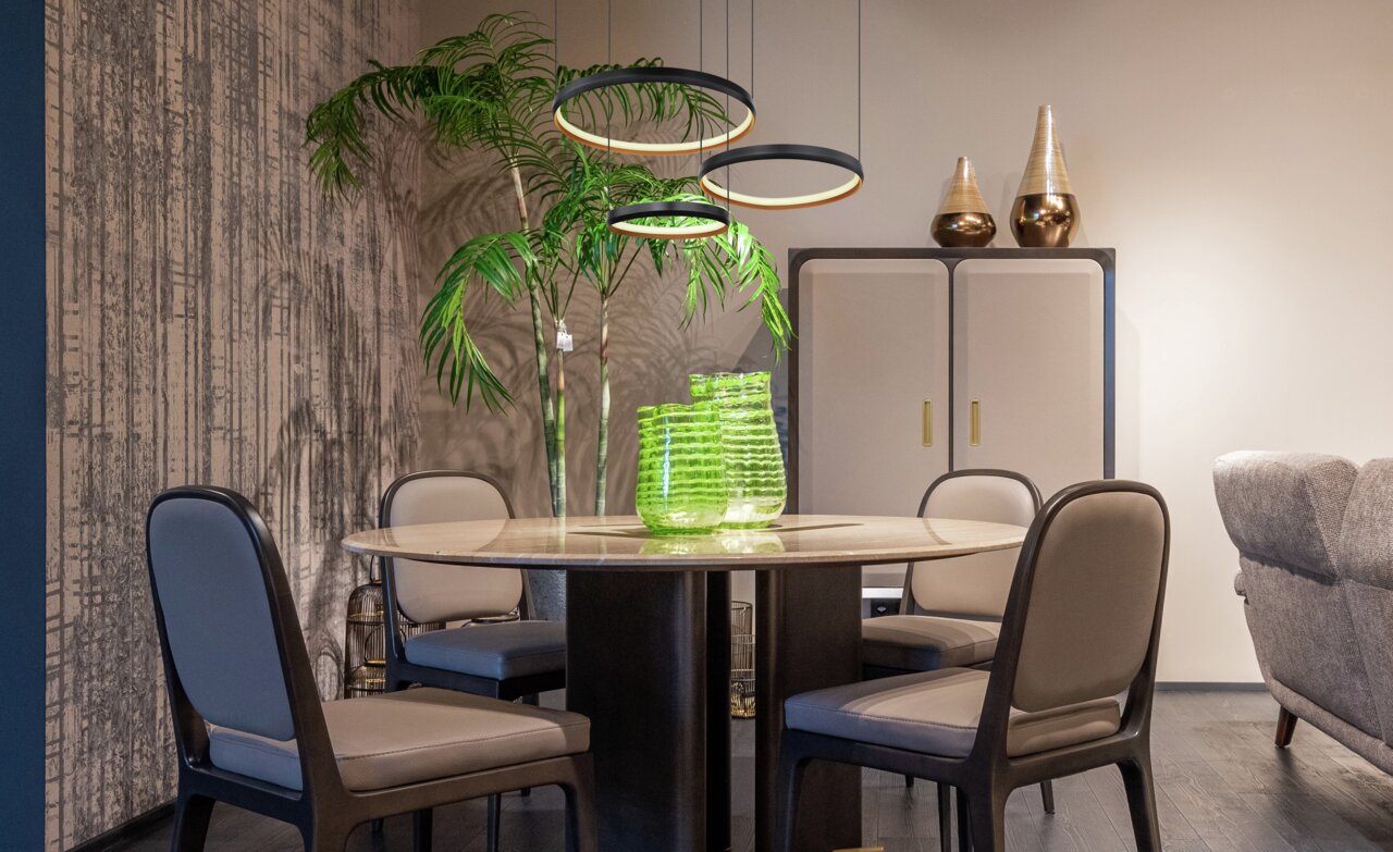 Moderne Hängeleuchte HALLI in einem stilvollen Esszimmer, Perspektive von vorne.