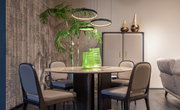 Moderne hanglamp HALLI in een stijlvolle eetkamer, gezien van voren.