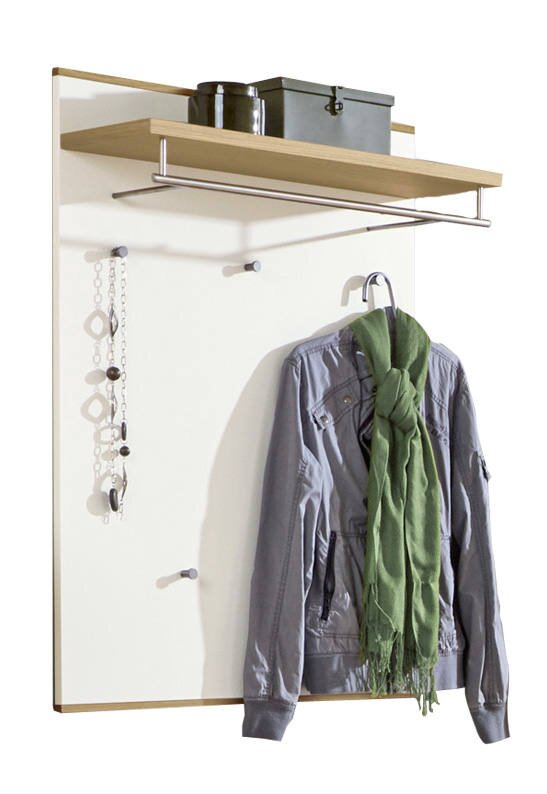 Wandgarderobe in Weiß mit Ablage aus Holz und Kleiderstange aus Metall, daran Jacke und grüner Schal sowie Schmuckhänger; Frontansicht leicht schräg von links