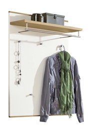 Wandgarderobe in Weiß mit Ablage aus Holz und Kleiderstange aus Metall, daran Jacke und grüner Schal sowie Schmuckhänger; Frontansicht leicht schräg von links