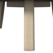 Nahaufnahme eines Tischbeins aus hellem Holz mit sichtbarer Maserung, Perspektive von unten