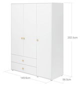 Weißer dreitüriger Kleiderschrank mit zwei Schubladen, Holzgriffen und den Maßen 202,5 cm Höhe, 149,6 cm Breite und 56,5 cm Tiefe, seitliche Perspektive.