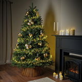 Ein festlich geschmückter Weihnachtsbaum mit goldenen Kugeln und warmweißen Micro-LED-Lichtern, seitliche Perspektive.