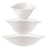 Drei weiße, ineinander gestapelte Schalen aus einem Starter-Set, seitliche Perspektive