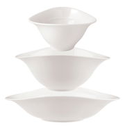 Drei weiße, ineinander gestapelte Schalen aus einem Starter-Set, seitliche Perspektive