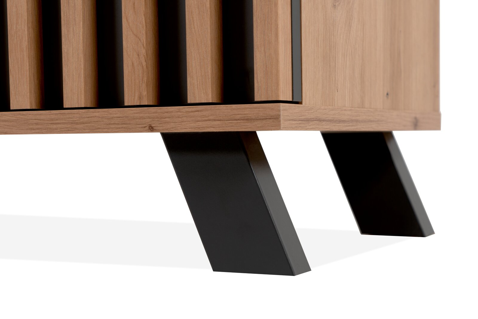 Nahaufnahme eines TV-Lowboards mit Holzlamellen und schrägen schwarzen Metallbeinen, seitliche Perspektive.
