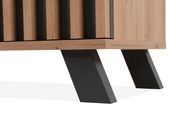 Nahaufnahme eines TV-Lowboards mit Holzlamellen und schrägen schwarzen Metallbeinen, seitliche Perspektive.
