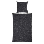 Draufsicht auf ein Bettwäsche-Set mit dunkelgrauem Hintergrund und floralem Muster.