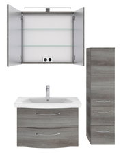 Badblock-Set bestehend aus einem Waschbeckenunterschrank mit zwei Schubladen, einem Spiegelschrank mit offenen Türen und einem hohen Seitenschrank, frontal abgebildet.