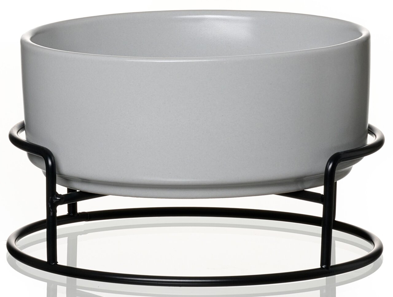 Grauer Napf in einem schwarzen Metallständer, seitliche Perspektive
