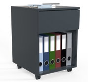 Dunkelgrauer, rollbarer Büro-Container mit Schublade und offenem Fach für Ordner; Ansicht schräg von vorn links, oben liegen Buch, Brille und Stift.