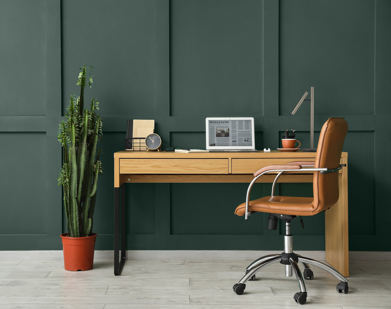 Moderne LED-Tischleuchte auf einem Schreibtisch in einem stilvollen Büro, seitliche Perspektive.