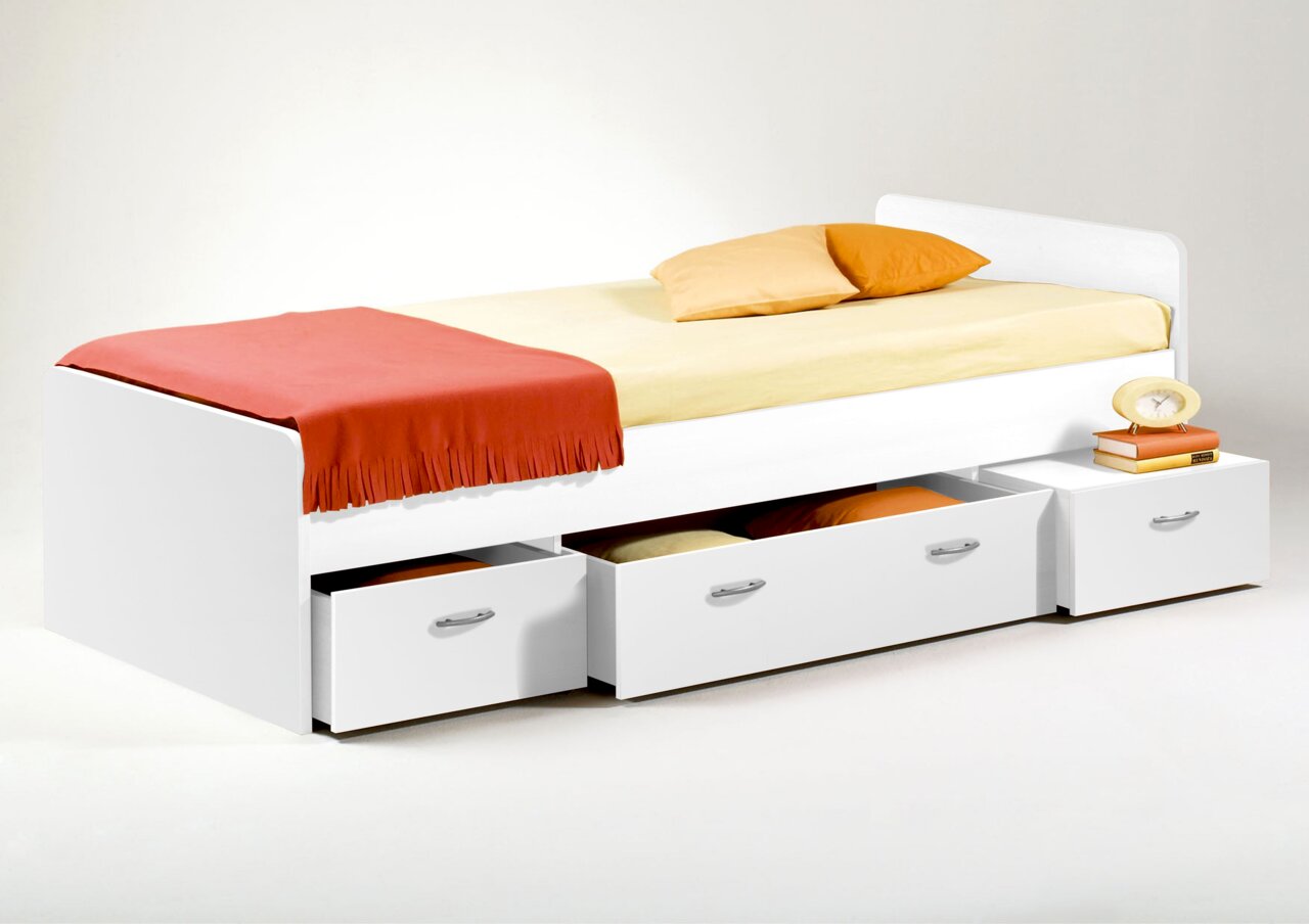 Weißes Jugendbett mit drei Schubladen, seitliche Perspektive, mit gelber Bettwäsche und orangefarbenem Überwurf.
