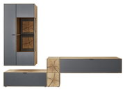 Moderne wandcombinatie van hout en grijs materiaal, bestaande uit een hoge kast met glazen paneel en een laag dressoir, gezien vanaf de voorkant.