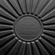 Unterseite einer Bratpfanne mit dem Schriftzug 'Ballarini 1889', geeignet für Induktion, Made in Italy, aus der Vogelperspektive.