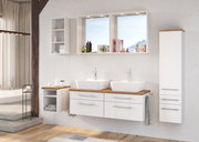 Modernes Badezimmer mit Unterschrankregal, Doppelwaschbecken und hängenden Schränken, seitliche Perspektive