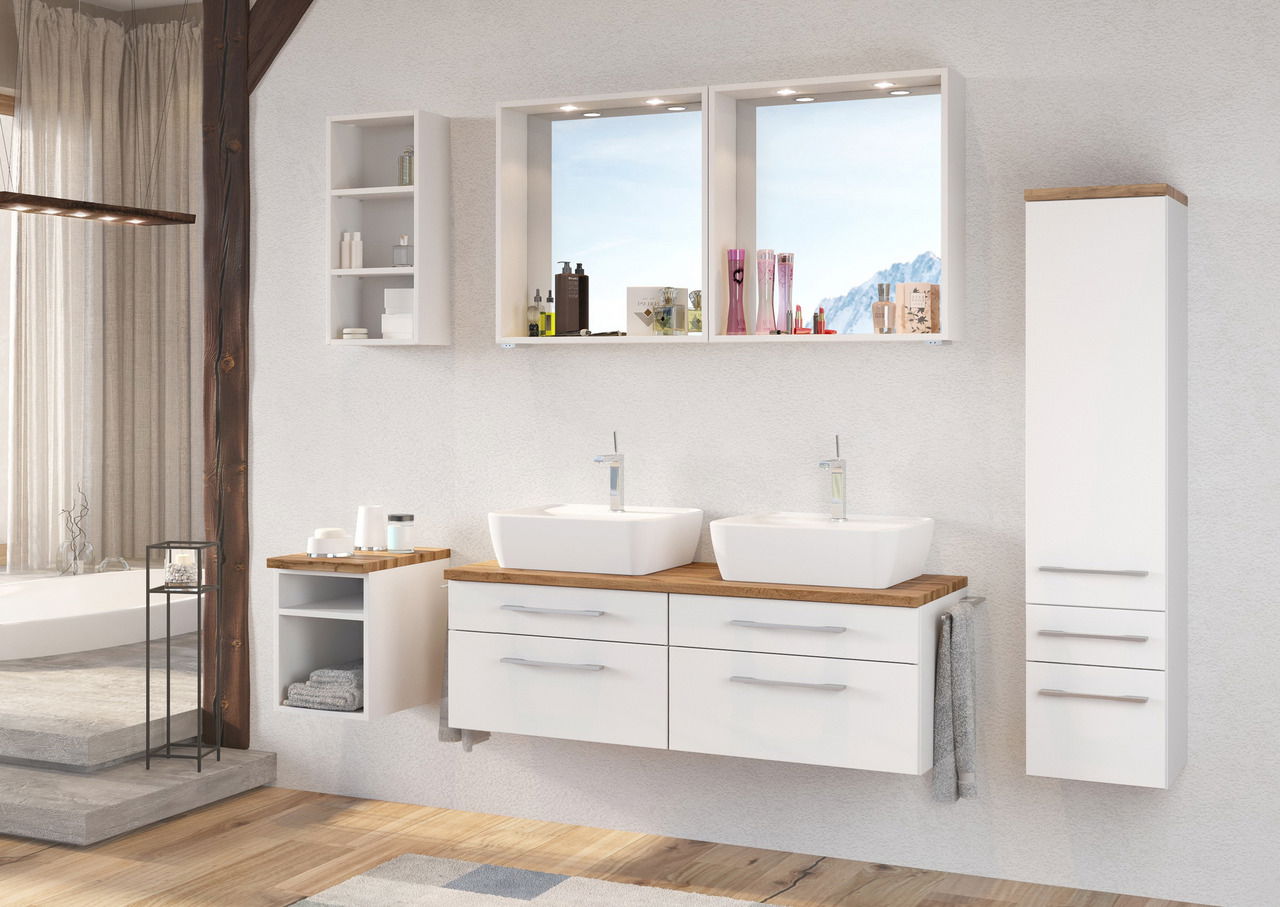 Modernes Badezimmer mit Unterschrankregal, Doppelwaschbecken und hängenden Schränken, seitliche Perspektive