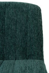 Nahaufnahme eines Sessels mit grünem, geripptem Stoffbezug, Vorderansicht