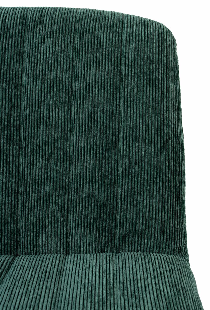 Close-up van een fauteuil met een groene, geribbelde stoffen bekleding, vooraanzicht