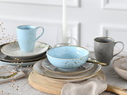 Kombiservice 16-tlg in sanften Pastelltönen, bestehend aus Tassen, Tellern und Schalen, auf einem Tisch arrangiert. Perspektive: seitlich von vorne.