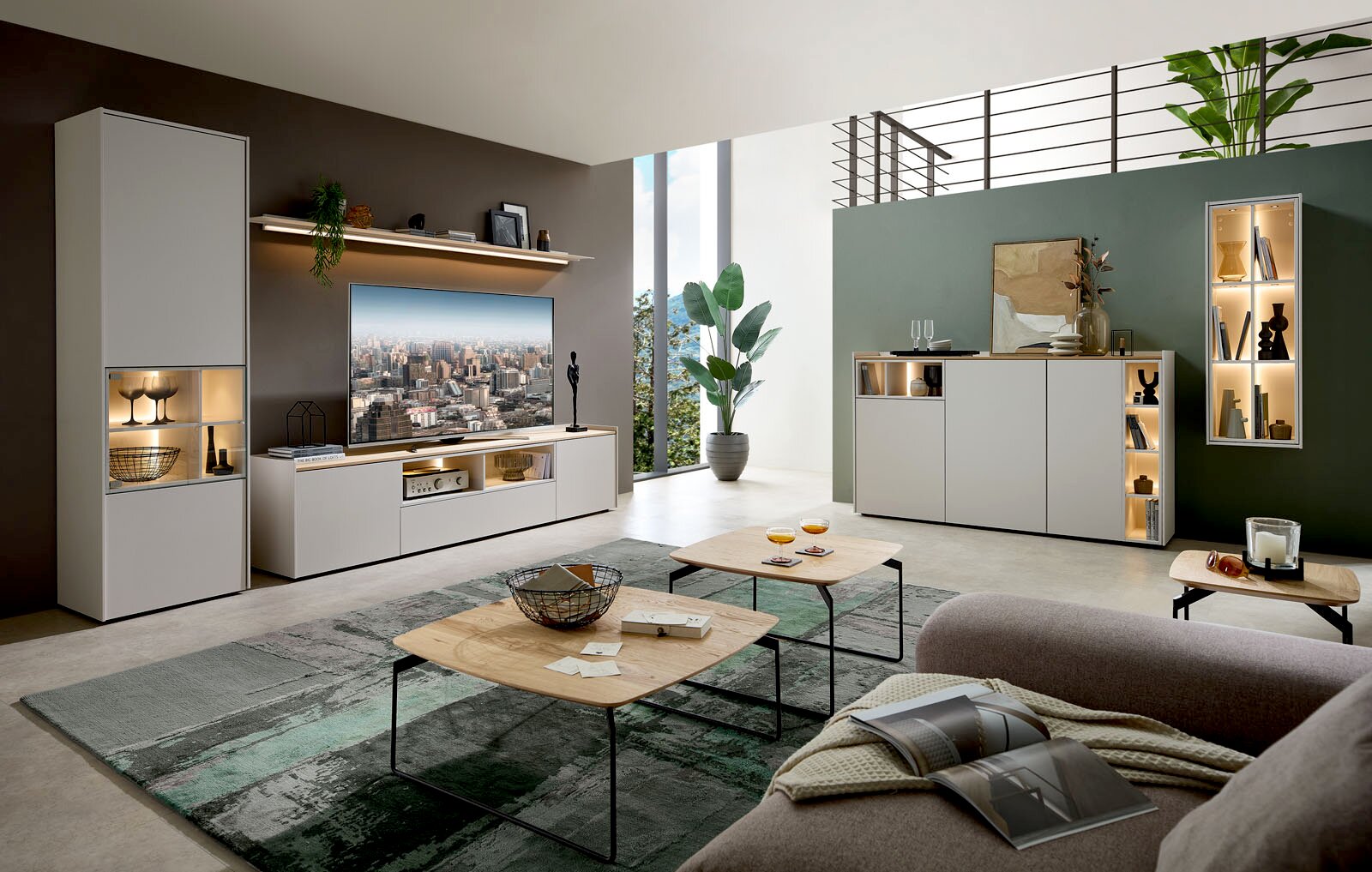 Modern woonkamermeubelprogramma in lichtgrijs met houten accenten, bestaande uit een tv-meubel, hoge kast, dressoir en verlichte vitrinekasten, getoond in vooraanzicht vanuit een licht verhoogd perspectief.
