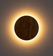 Runde Wandlampe mit steinähnlicher Frontplatte und warmweißem indirektem Halo-Licht an strukturierter Wand, Frontalansicht