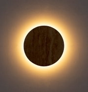 Runde Wandlampe mit steinähnlicher Frontplatte und warmweißem indirektem Halo-Licht an strukturierter Wand, Frontalansicht