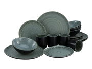 Kombiservice Villa Romana Stei in einer frontalen Perspektive, bestehend aus Tellern, Schalen und Bechern mit einem eleganten, strukturierten Design in Grün- und Schwarztönen.
