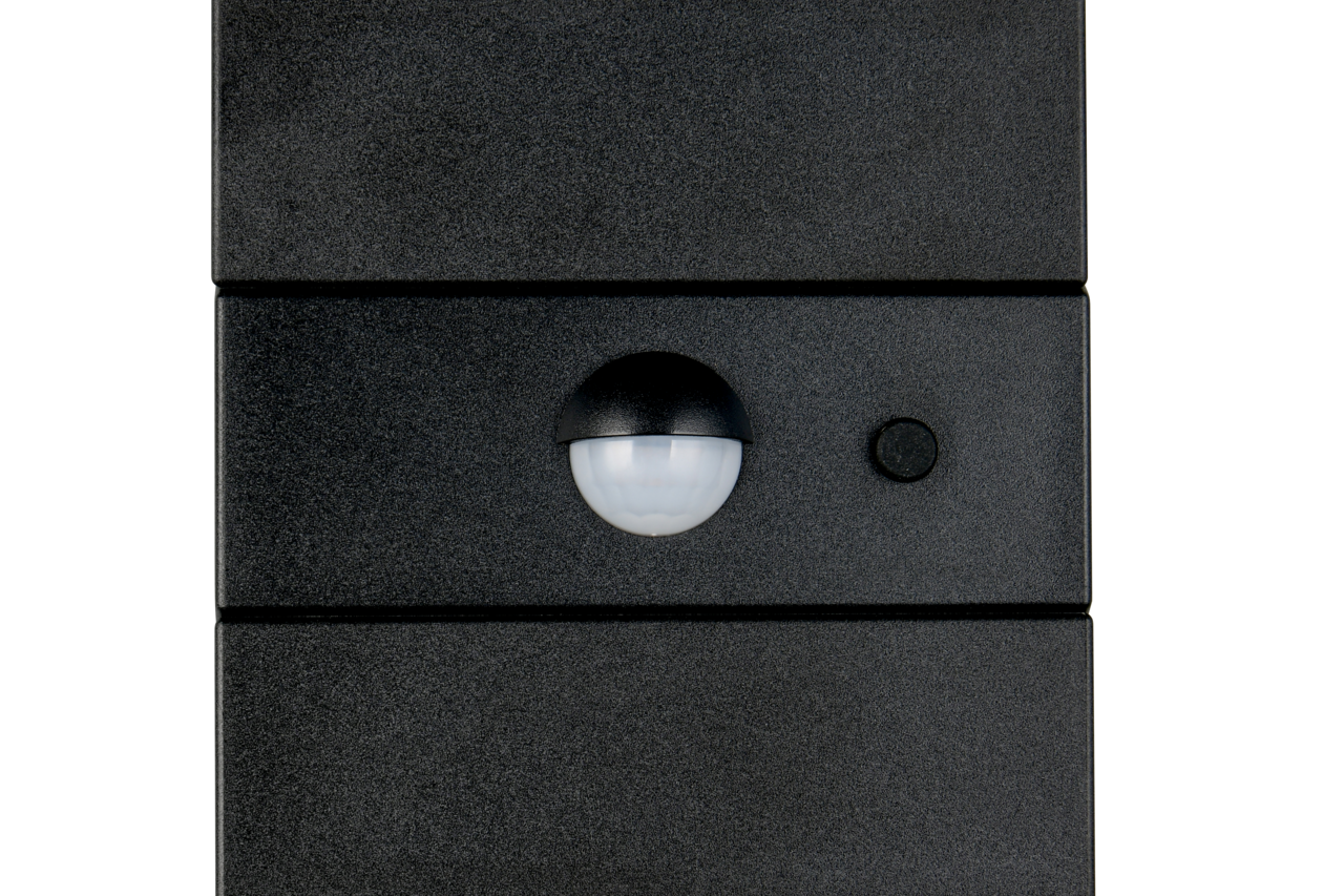 Frontansicht einer schwarzen LED-Solar-Außenwandleuchte mit Bewegungssensor.