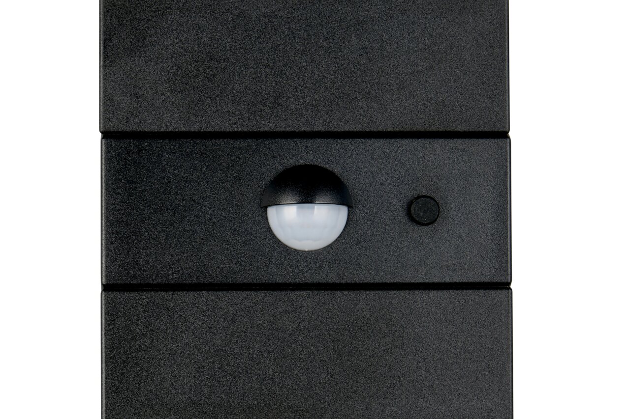 Reality Leuchten LED-Solar-Aussenwandleuchte TALCA Frontansicht einer schwarzen LED-Solar-Außenwandleuchte mit Bewegungssensor.