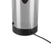 Nahaufnahme der Basis einer LED-Tischleuchte mit silbernem Gehäuse und schwarzem Sockel, Kabel sichtbar