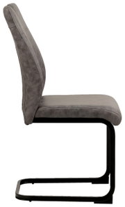 Moderne schommelstoel in zijaanzicht met grijze bekleding en een zwart metalen frame.