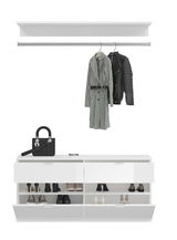 Weiße Garderobenkombination mit Hängestange und Schuhschrank, frontal betrachtet. Inklusive hängender Mäntel und Schuhe.