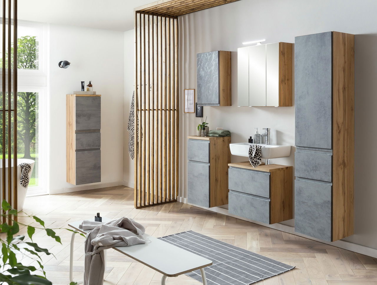 Moderne Badezimmermöbel in Holz- und Betonoptik, perspektivisch von vorne gezeigt, mit Unterschrank, Waschbecken und Spiegel.