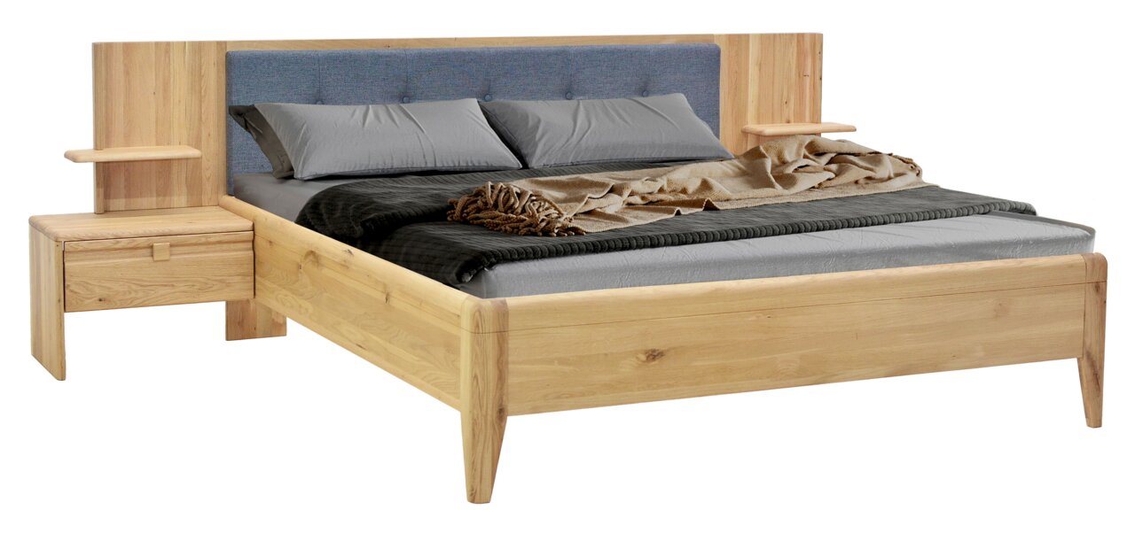 Holzbett mit gepolstertem Kopfteil in blauer Farbe, grauer Bettwäsche und zwei integrierten Nachttischen, Frontalansicht